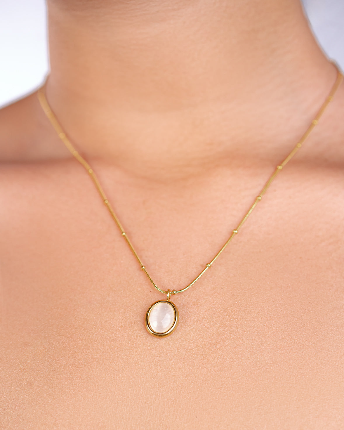 Vintage Oval Pendant Necklace